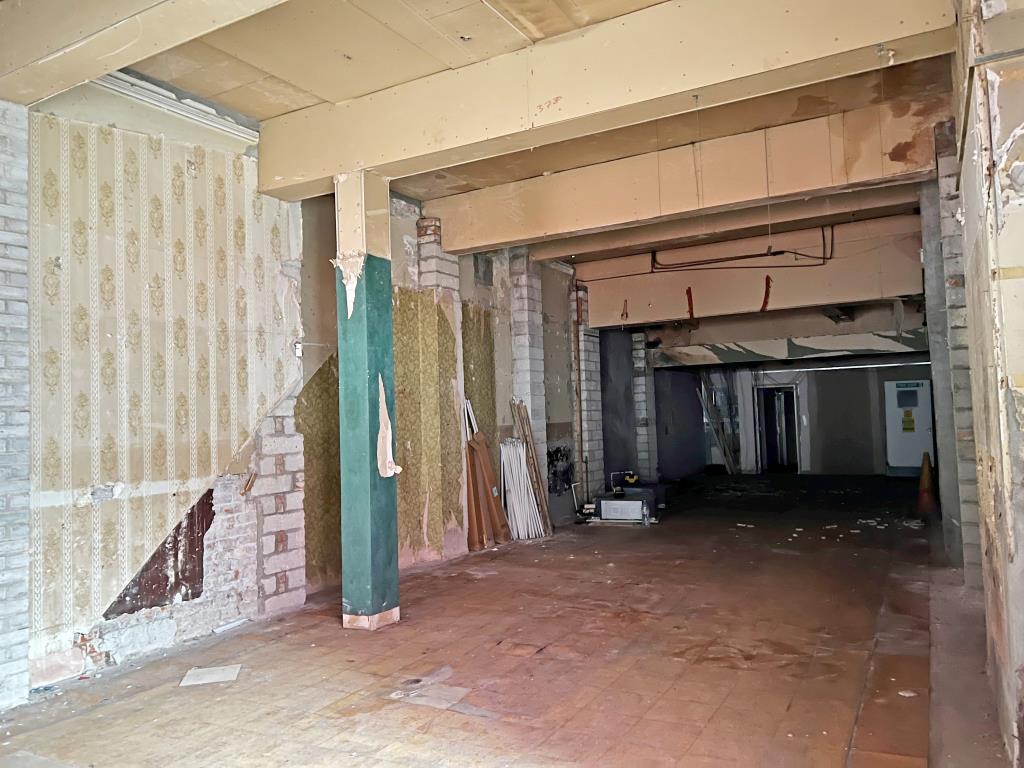 Lot: 104 - LARGE COMMERCIAL BUILDING WITH DEVELOPMENT POTENTIAL - Ground floor good size retail area